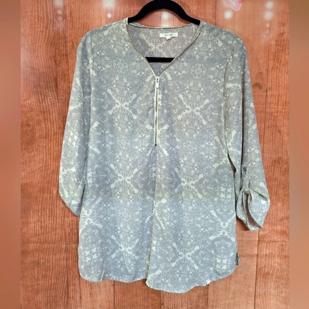 MAURICES SIZE MEDIUM GRAY V-NECK BLOUSE
